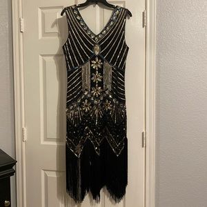 Great Gatsby flapper girl dress with accessories!